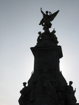 Victoria Memorial Statue